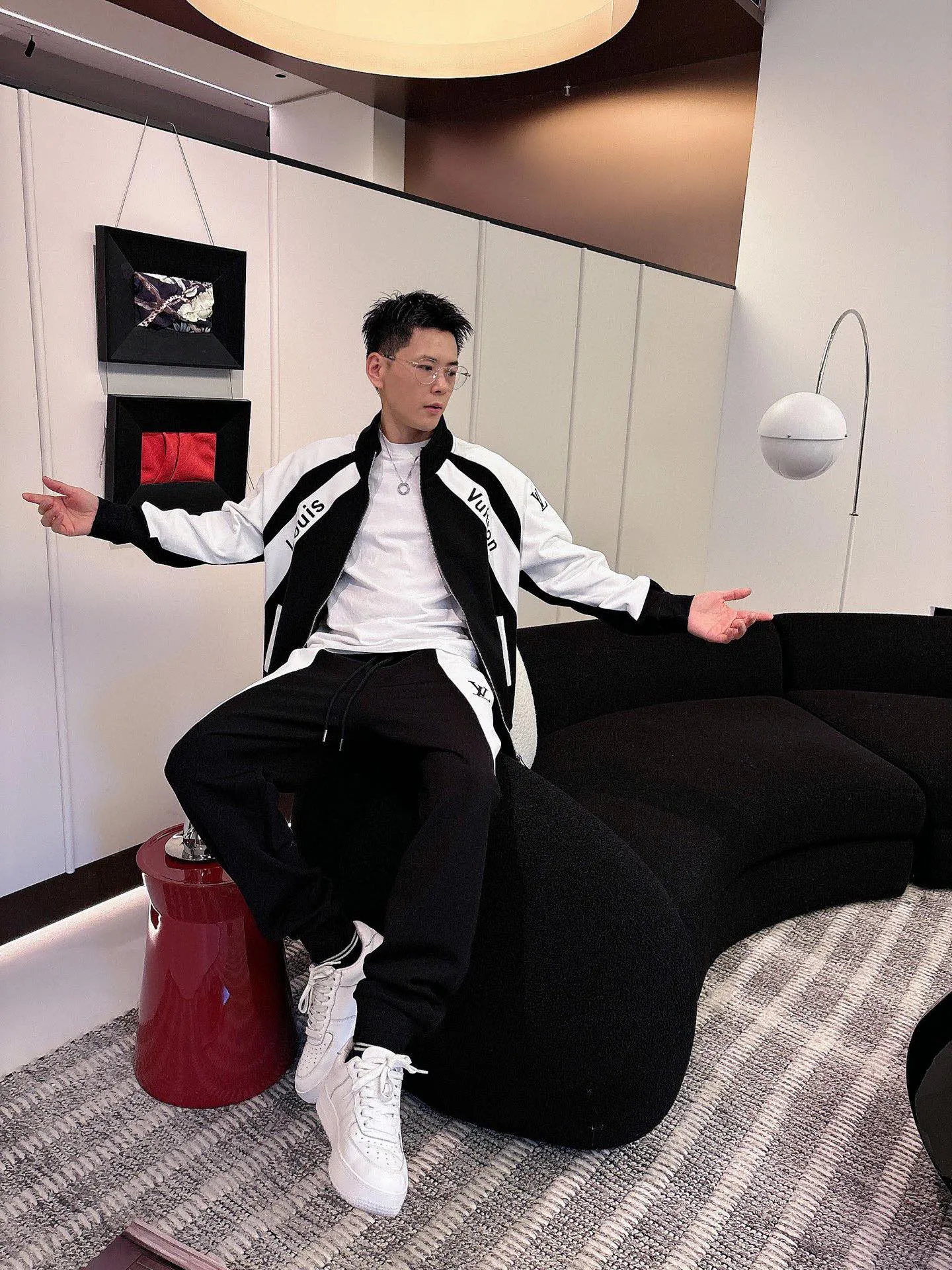 [LV Louis Vuitton] Hot-selling suit is coming. Focus on the original version of the official website. 2025 new hot-selling cardigan and sweatshirt suit. The original order is the best 🇭🇰. It is the meticulous work of top designers. It has a fitting and perfect upper body effect. All-natural high-quality Tencel Roman cotton 100%, close-fitting comfort, noble and elegant! Original hardware embodies elegance and nobility! Counter size: M-3XL (maximum wear up to 190 pounds)